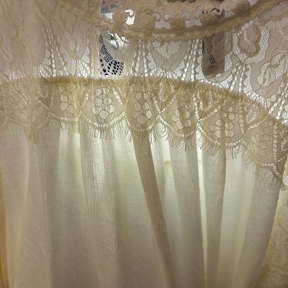 American Rags cream colored  long sleeved lace crinkle fabric top NWT